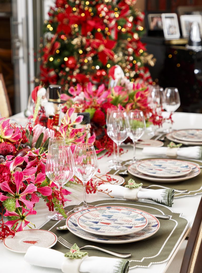 Charming and elegant Christmas table